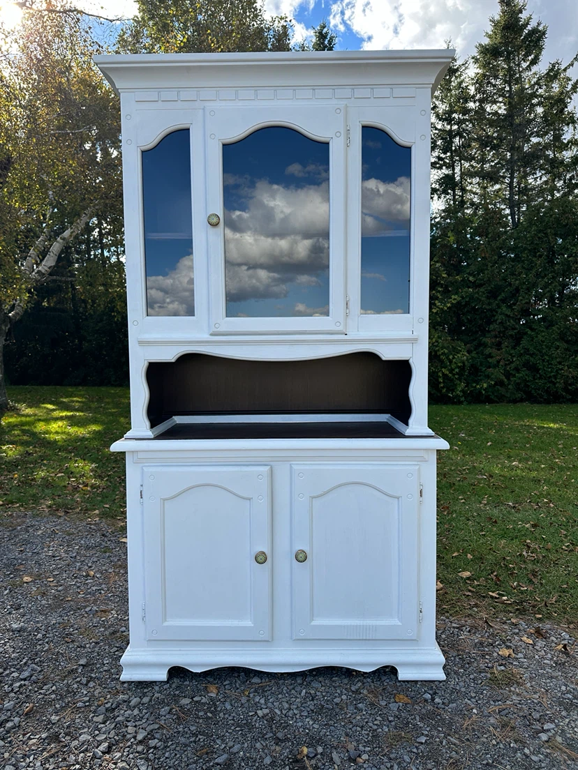 Vintage White Solid Wood 2 Piece Hutch / Cabinet (CAN DELIVER)