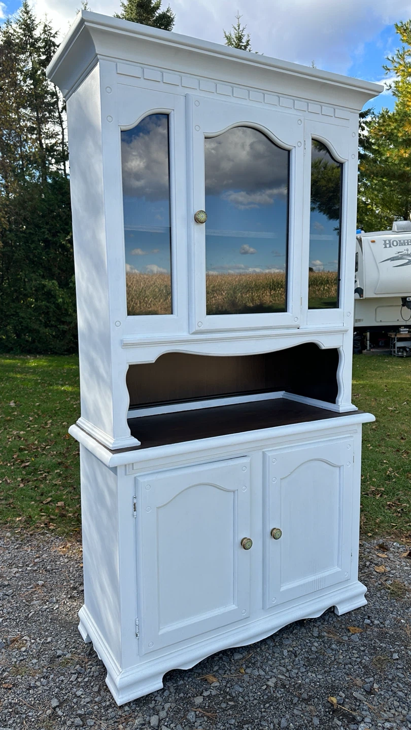 Vintage White Solid Wood 2 Piece Hutch / Cabinet (CAN DELIVER) - photo 4