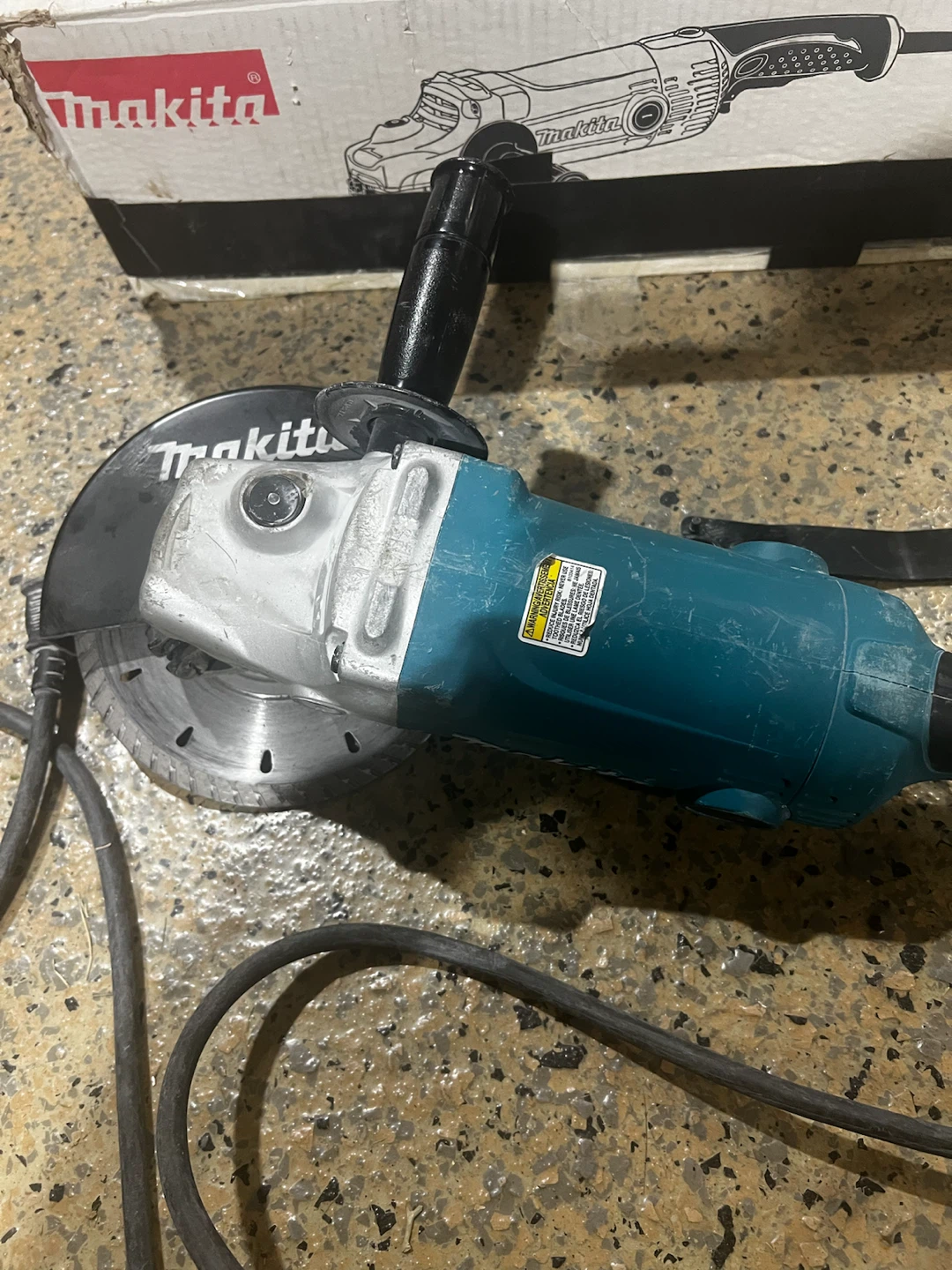 Makita GA7050 7-inch Grinder with diamond blade