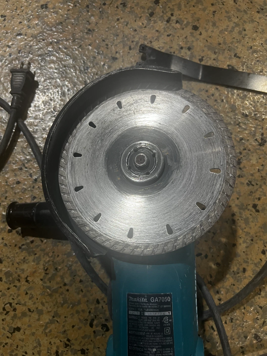 Makita GA7050 7-inch Grinder with diamond blade - photo 4