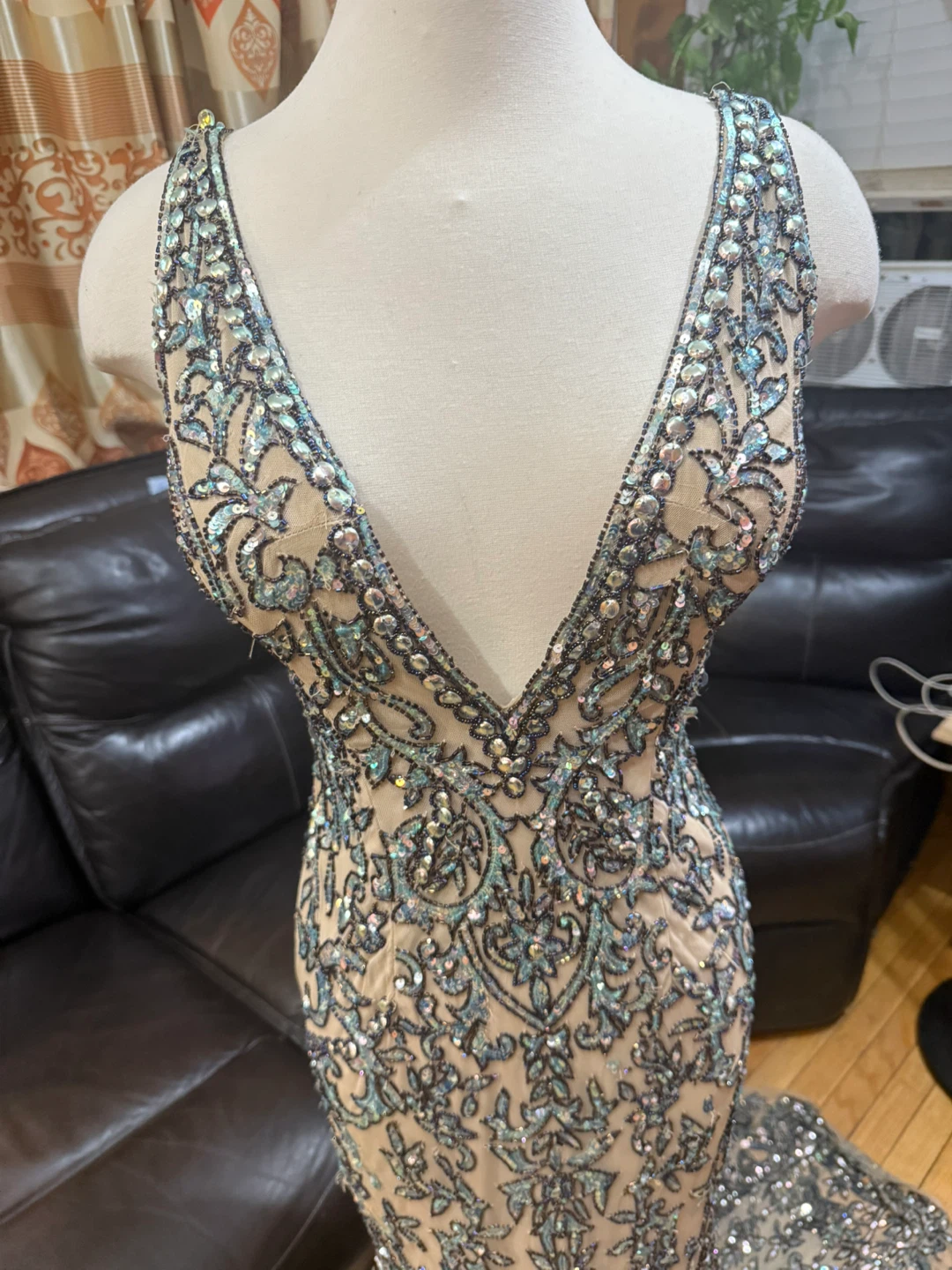 Sherri Hill beaded sequin beige dress w/ train & deep V neck 6 - photo 3