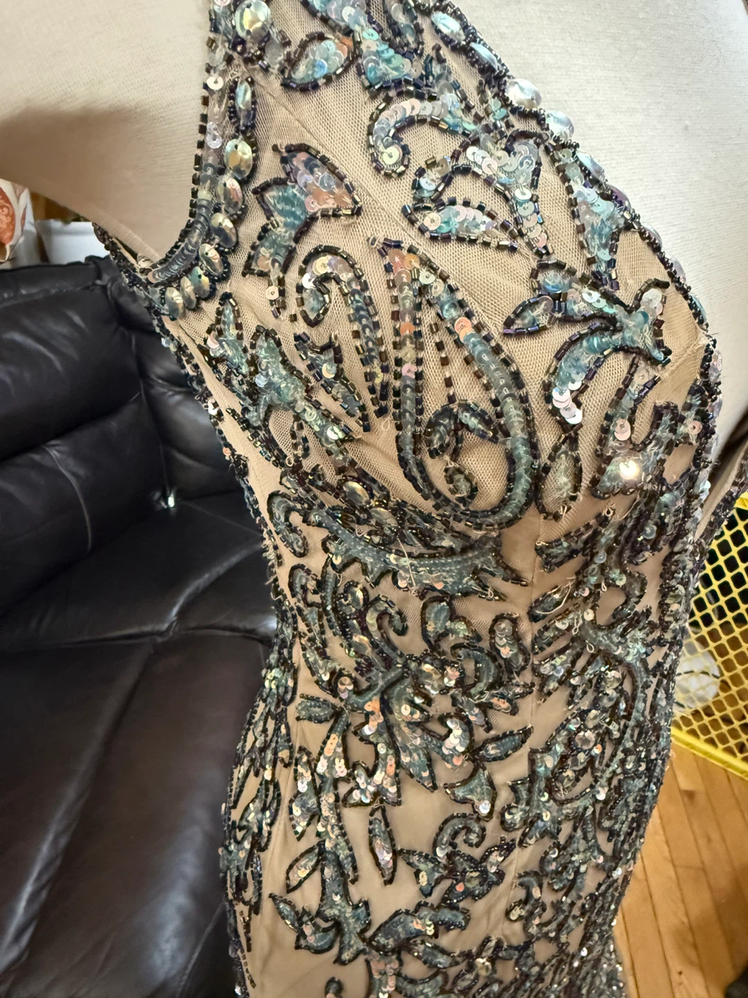 Sherri Hill beaded sequin beige dress w/ train & deep V neck 6 - photo 5