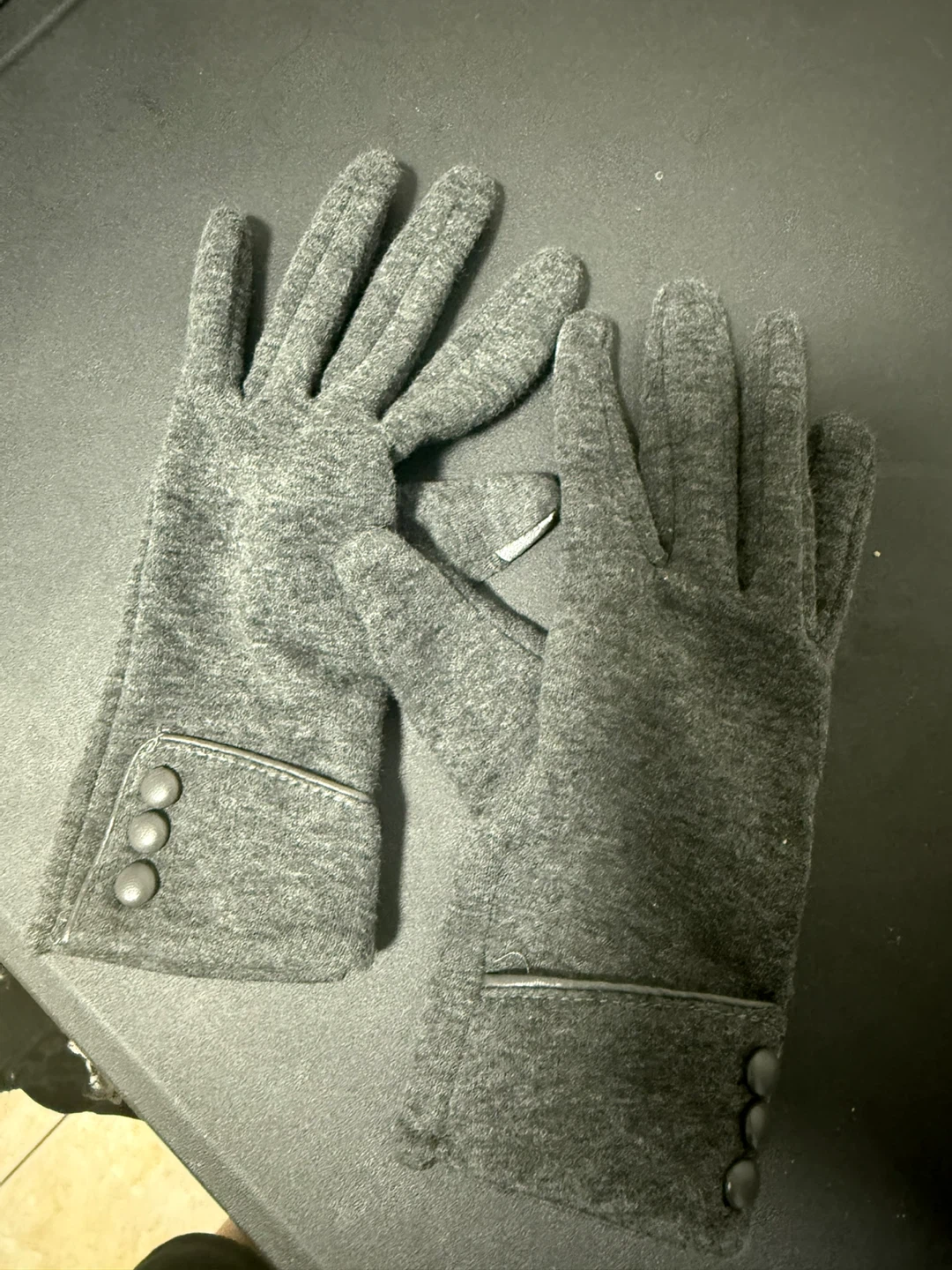 Grey knit gloves with button details