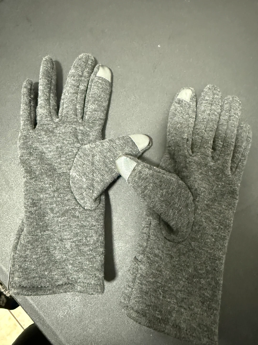Grey knit gloves with button details - photo 2
