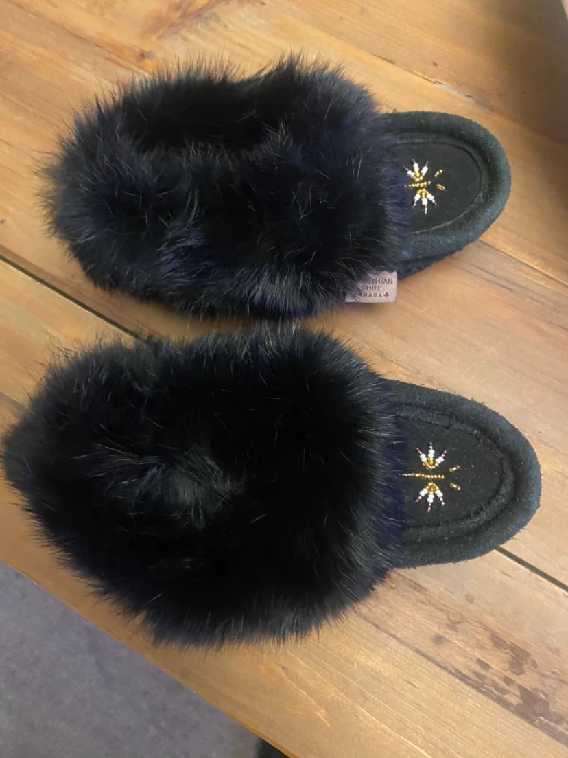 Laurentian Chief Black Suede Slippers youth size 4