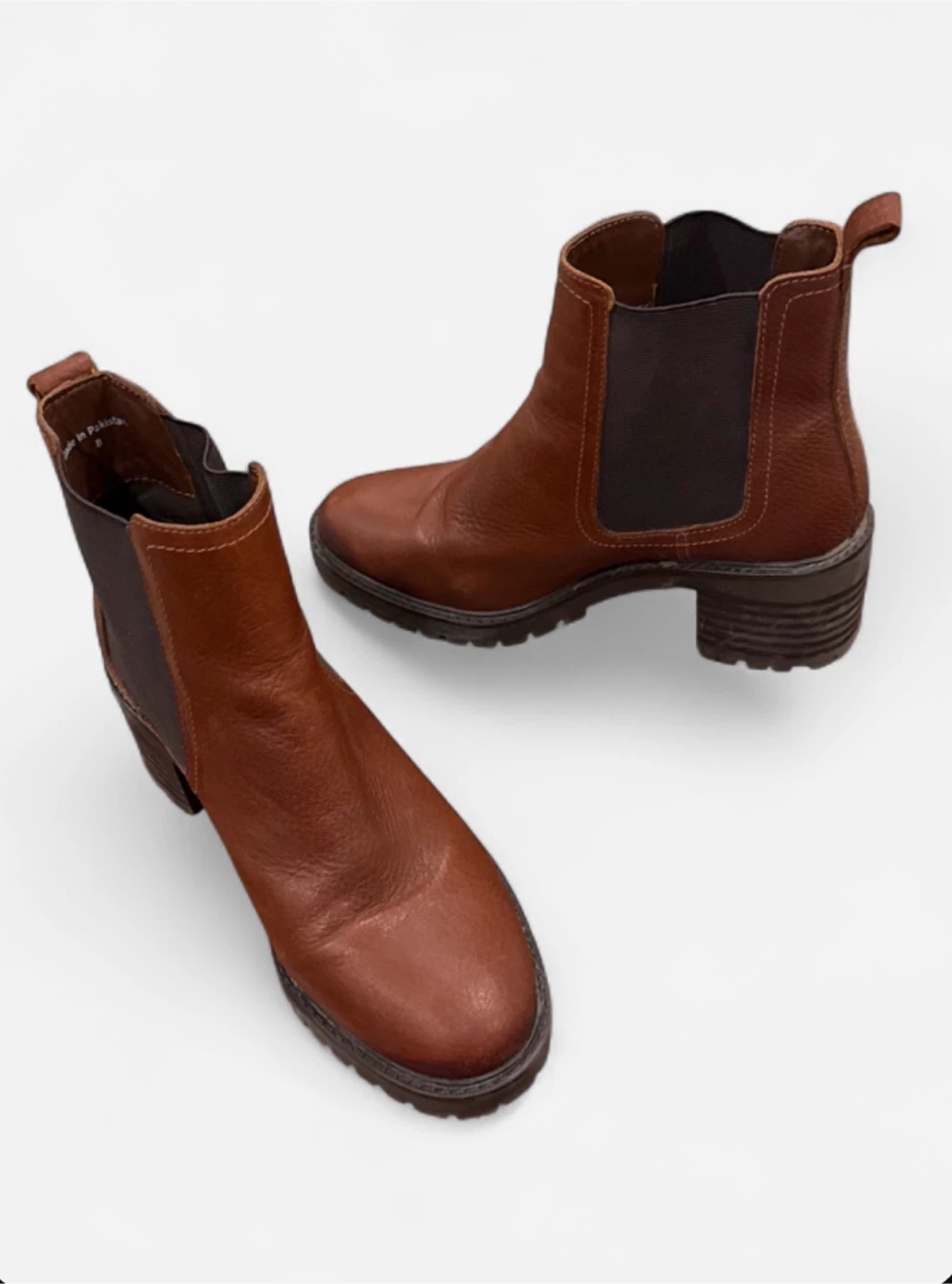NWOT! Oker Leather Chelsea Boots Women’s Size 8