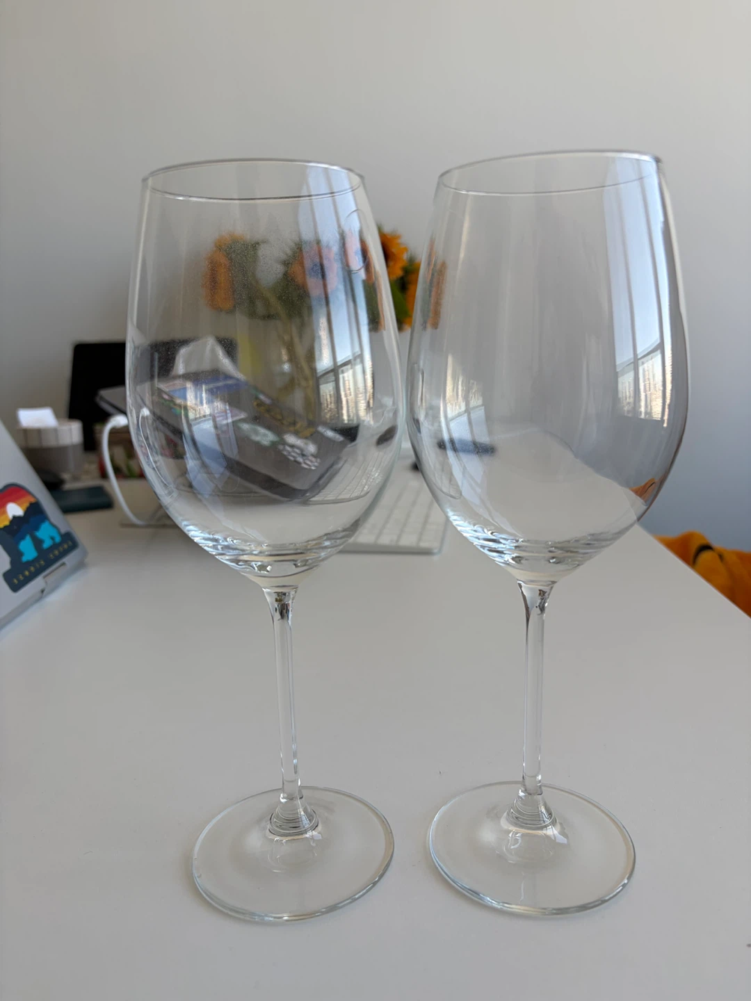 Two clear wine glasses - photo 2