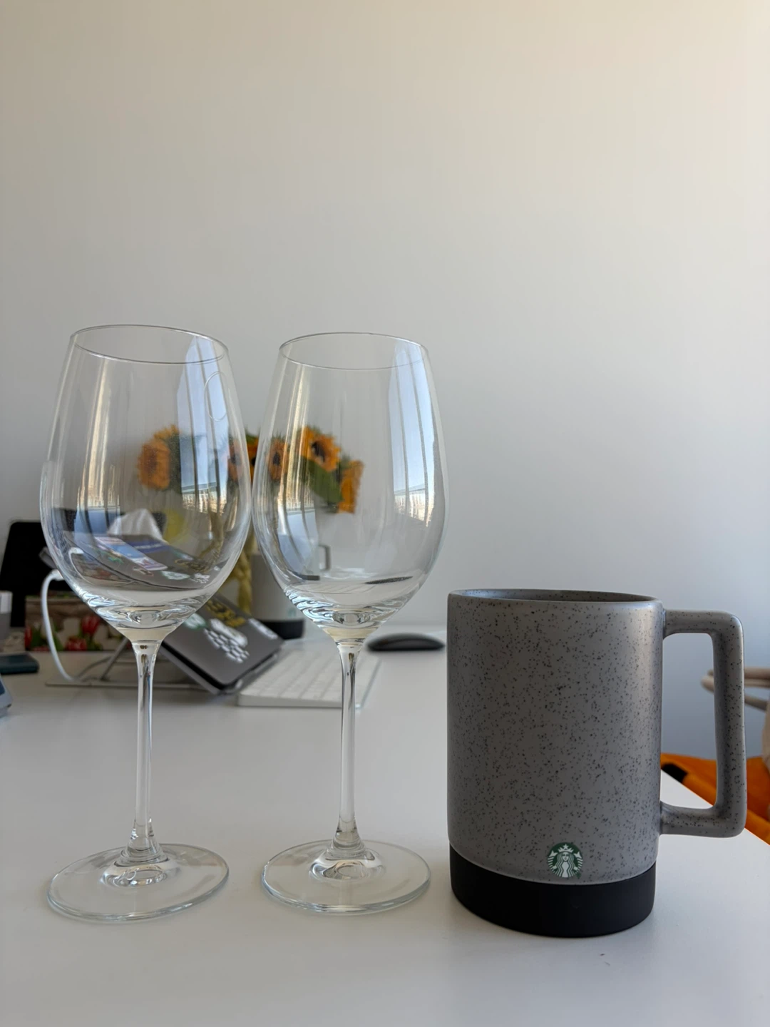 Two clear wine glasses - photo 3
