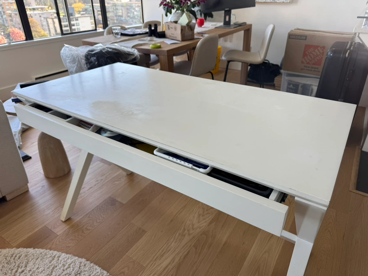 Desk - photo 3