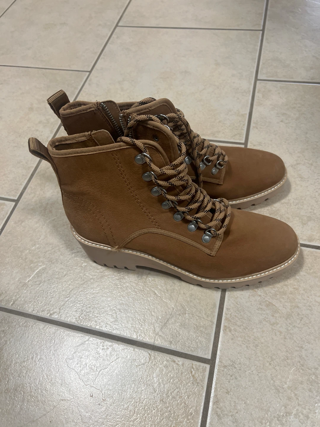 Tan lace-up boots, size 10 - photo 2