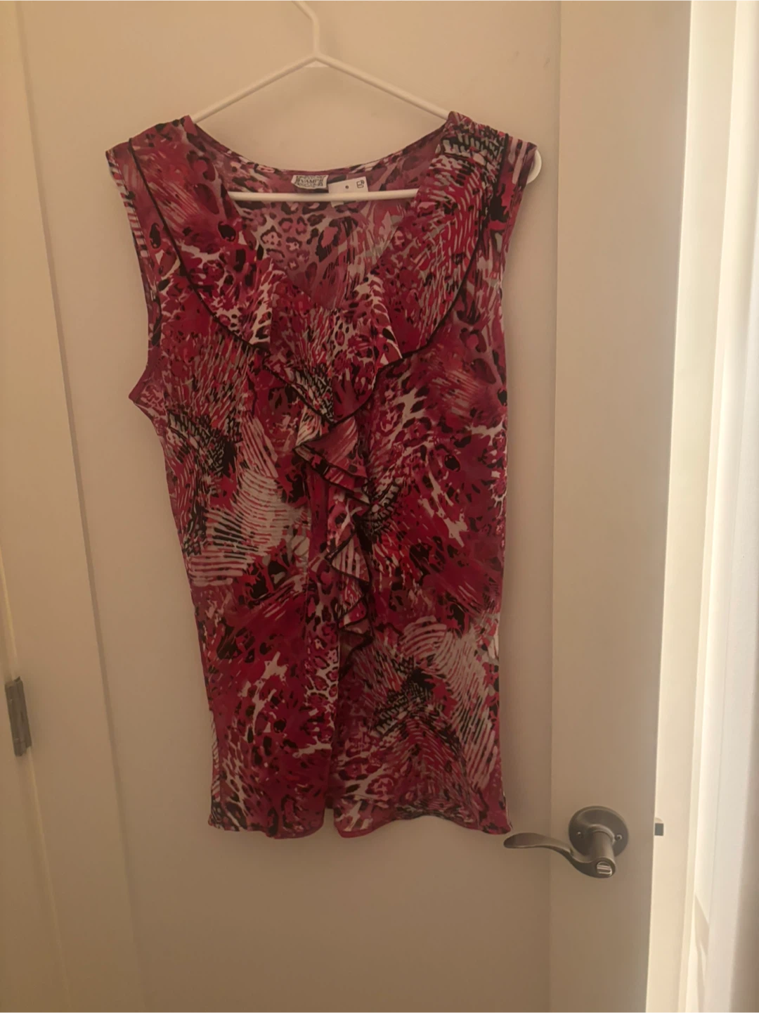 Pink patterned sleeveless ruffle top - photo 2
