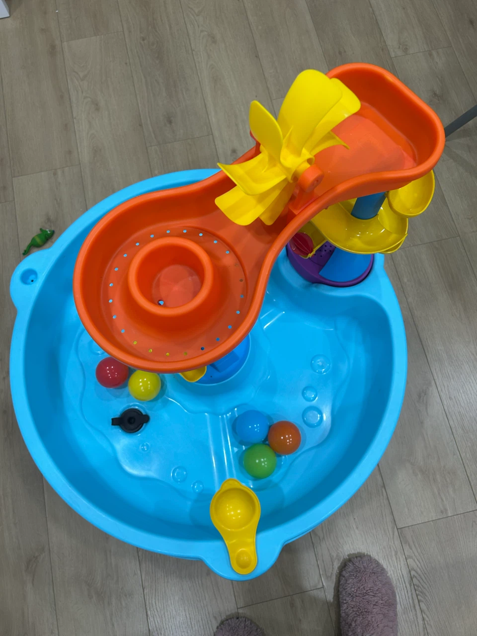 Step2 Water Table with Balls and Spinners