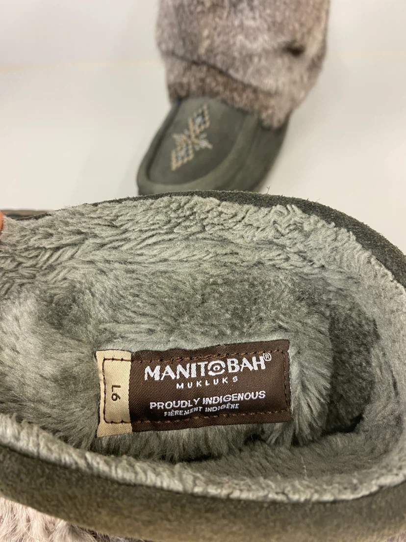 Manitobah Mukluks grey suede boots - photo 5