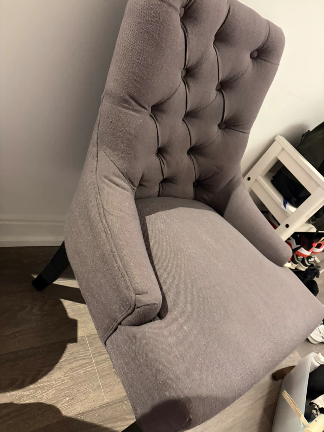 Grey tufted accent chair - photo 2