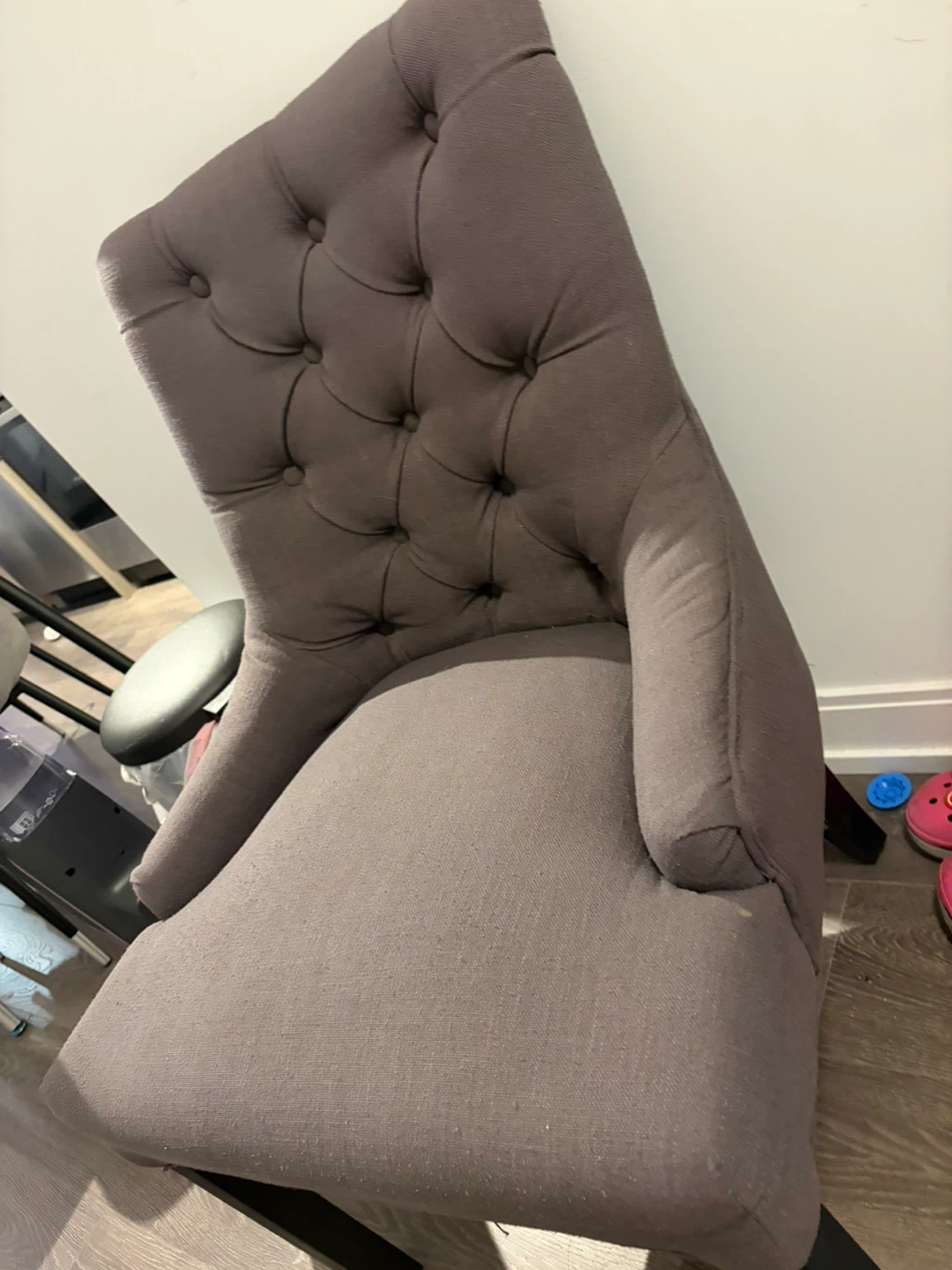 Grey tufted accent chair - photo 3