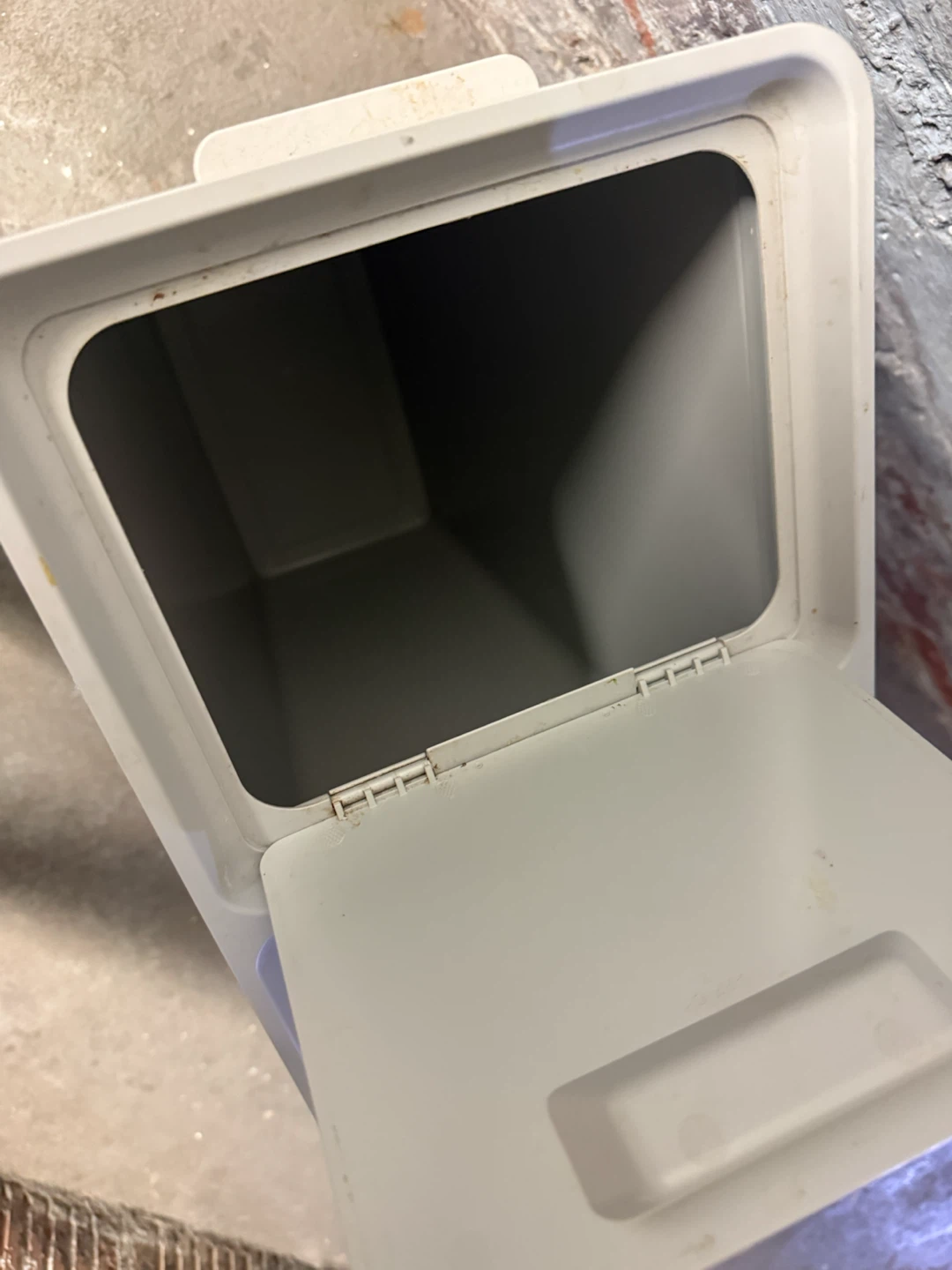 Light Gray Plastic Trash Bin - photo 3