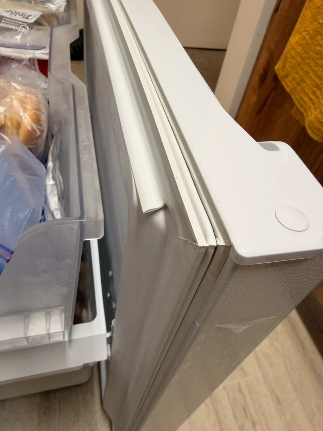 Insignia 18.6 Cu. Ft. Bottom Freezer Refrigerator - White - photo 4