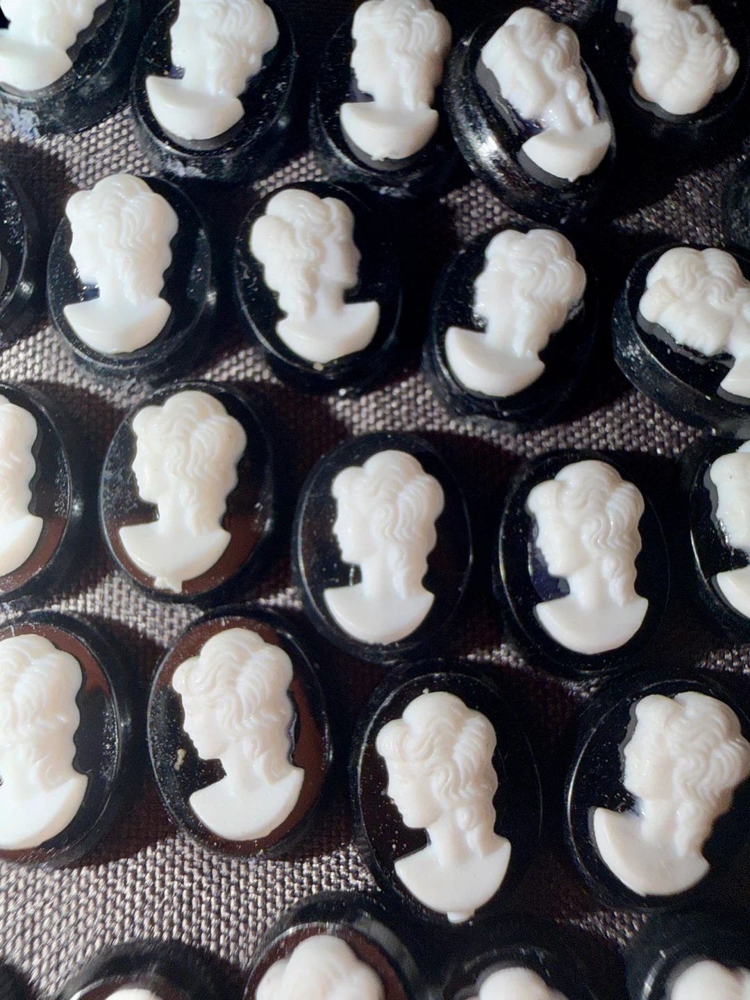 Vintage Lot of 75 Oval Cameo Cabochons - photo 3