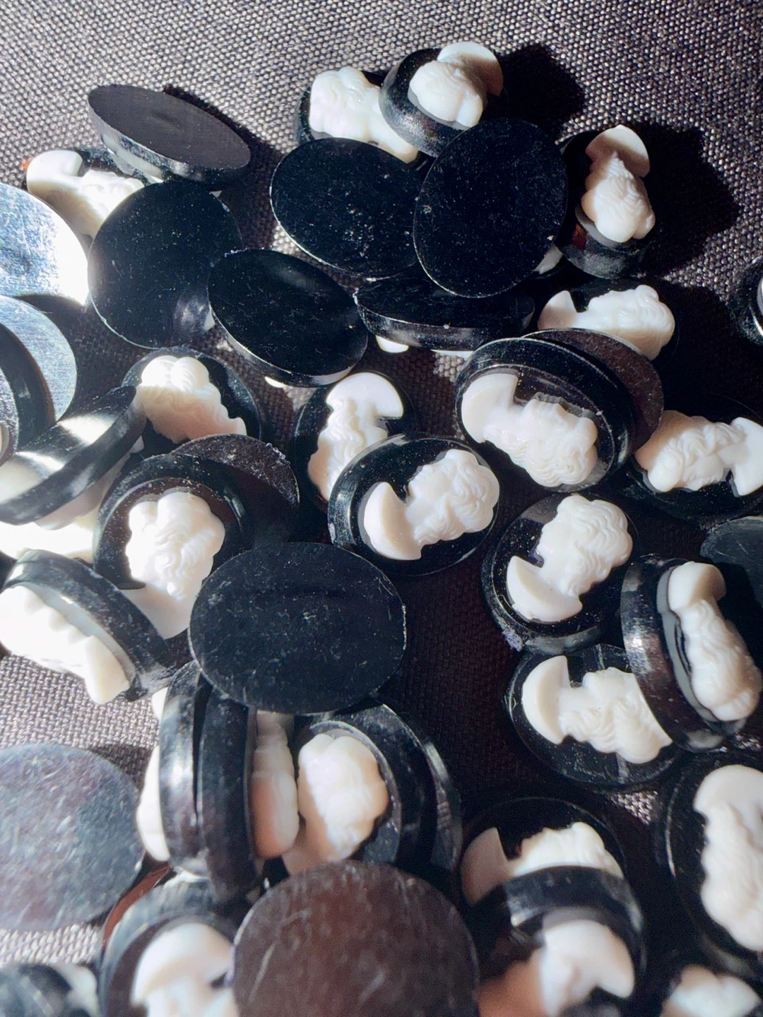 Vintage Lot of 75 Oval Cameo Cabochons - photo 5