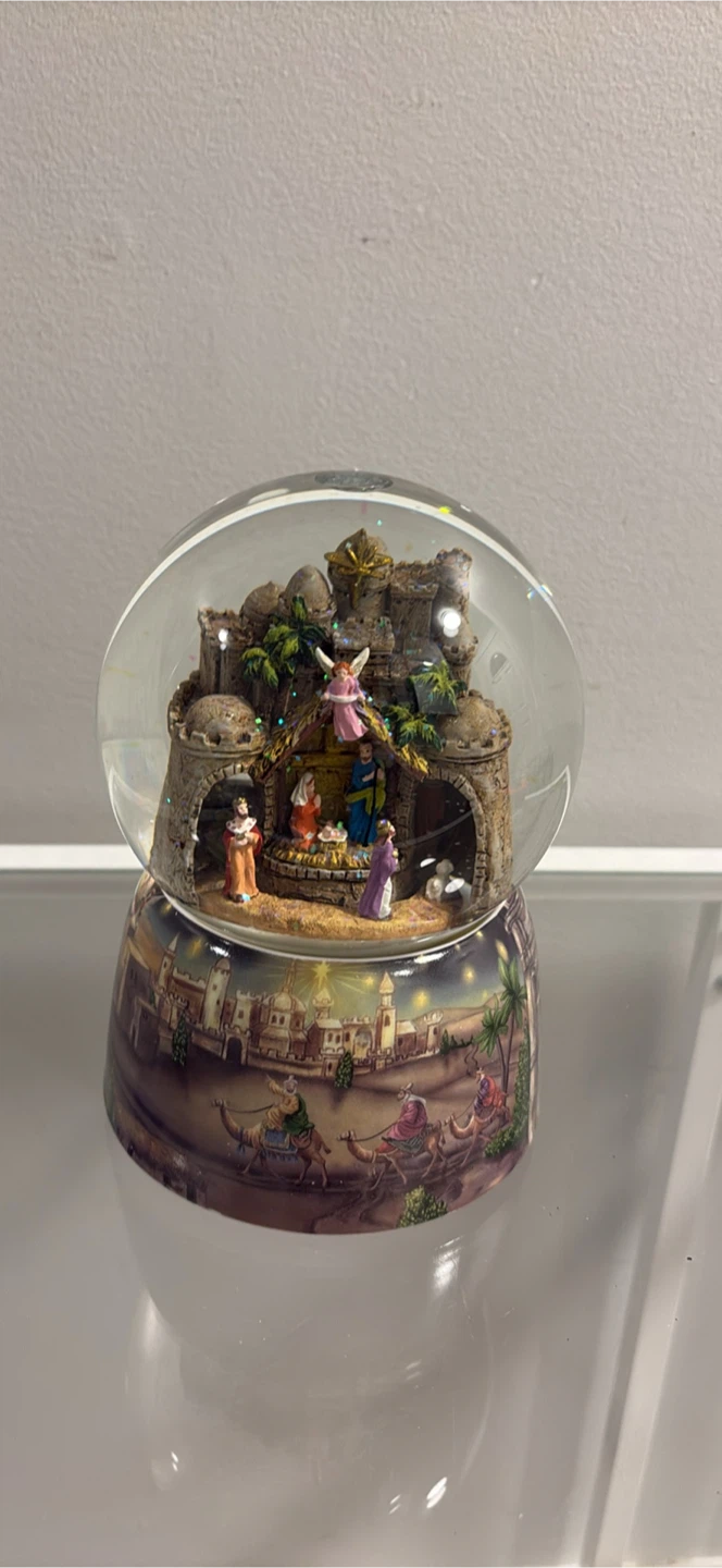 Nativity Scene Snow Globe - photo 3