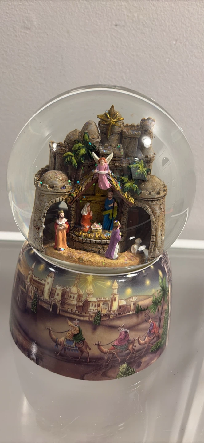 Nativity Scene Snow Globe - photo 4