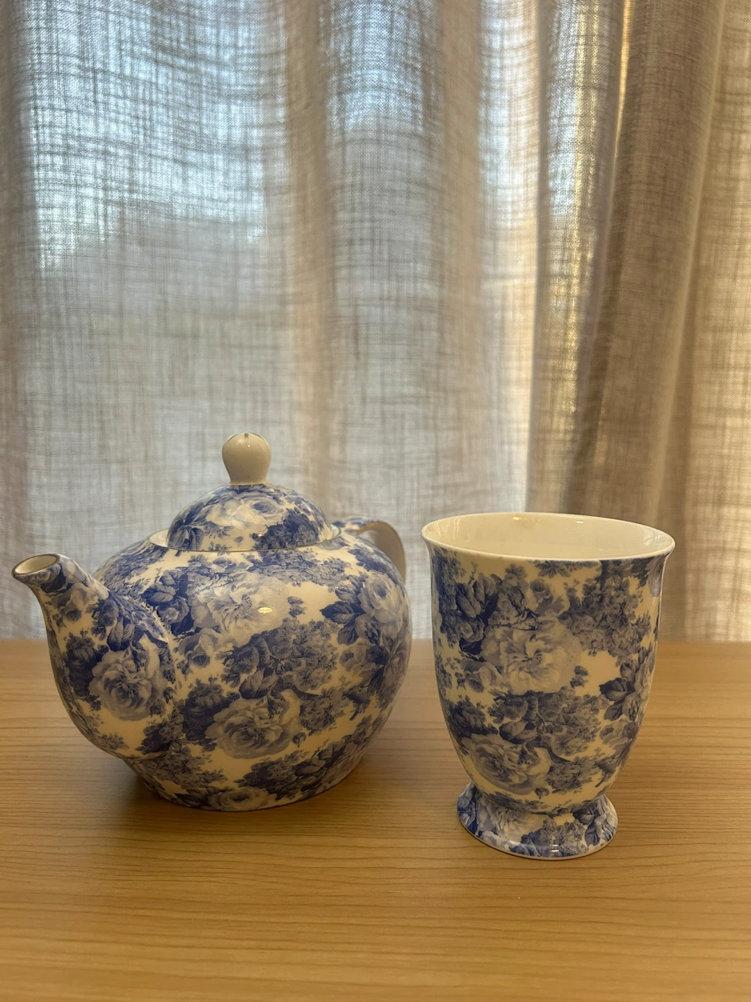 Maxwell & Williams Antique Blue Floral Teapot & Pedestal Mug Set