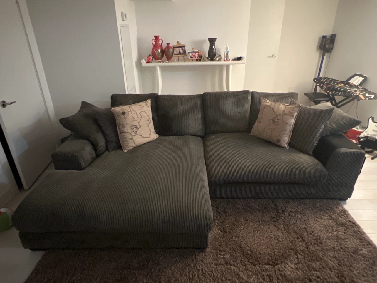 Moes Reversible Chaise Sofa – Excellent Condition - photo 2