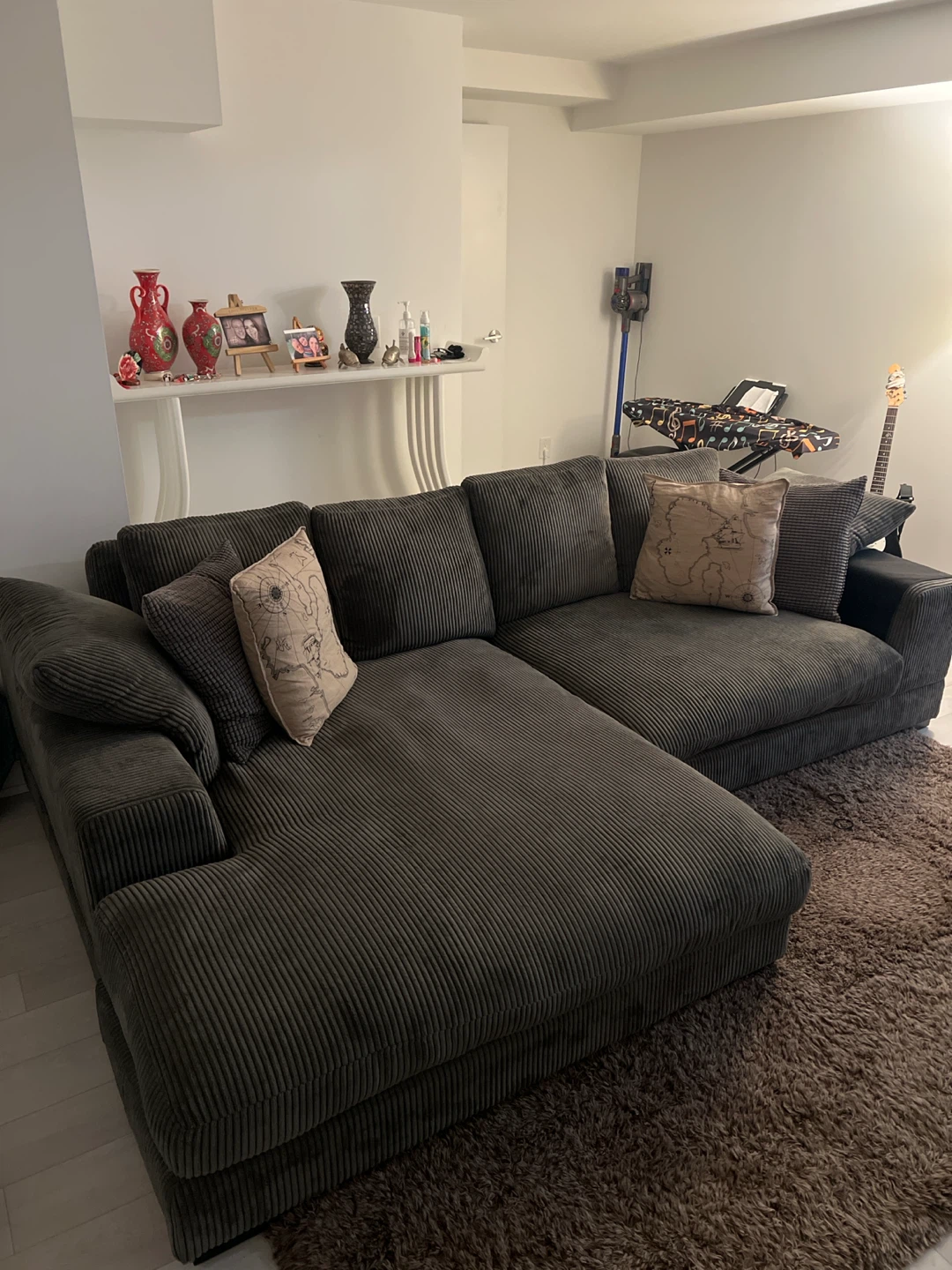 Moes Reversible Chaise Sofa – Excellent Condition - photo 3