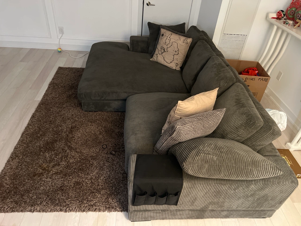 Moes Reversible Chaise Sofa – Excellent Condition - photo 4