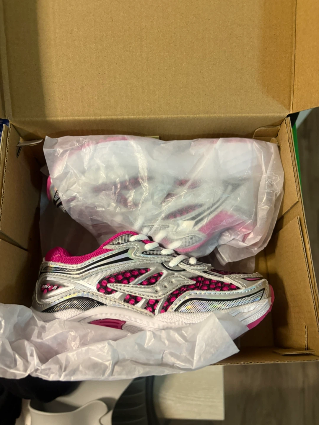 Saucony Omni 9 KDZ Fuchsia/Iridescent Sneakers