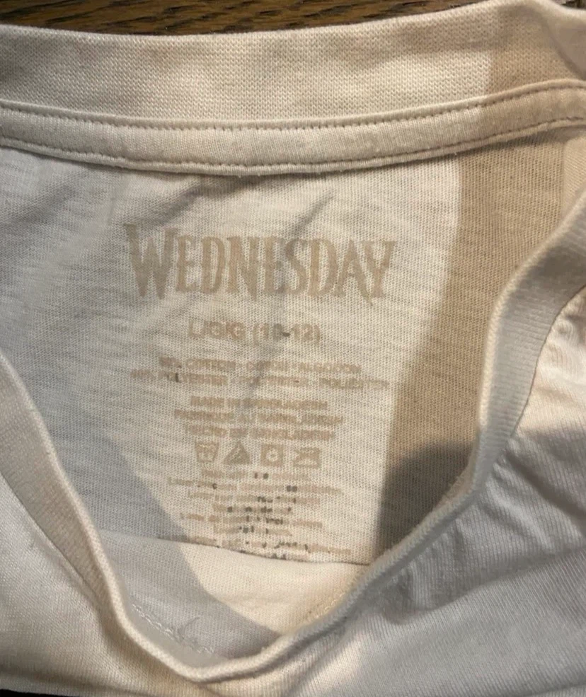 EUC: White Cropped “Wednesday” Graphic Tee Size 10-12 yrs - photo 4