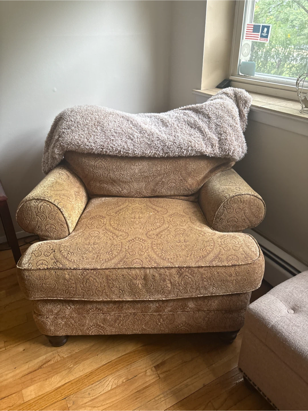 Traditional Upholstered Armchair - photo 4