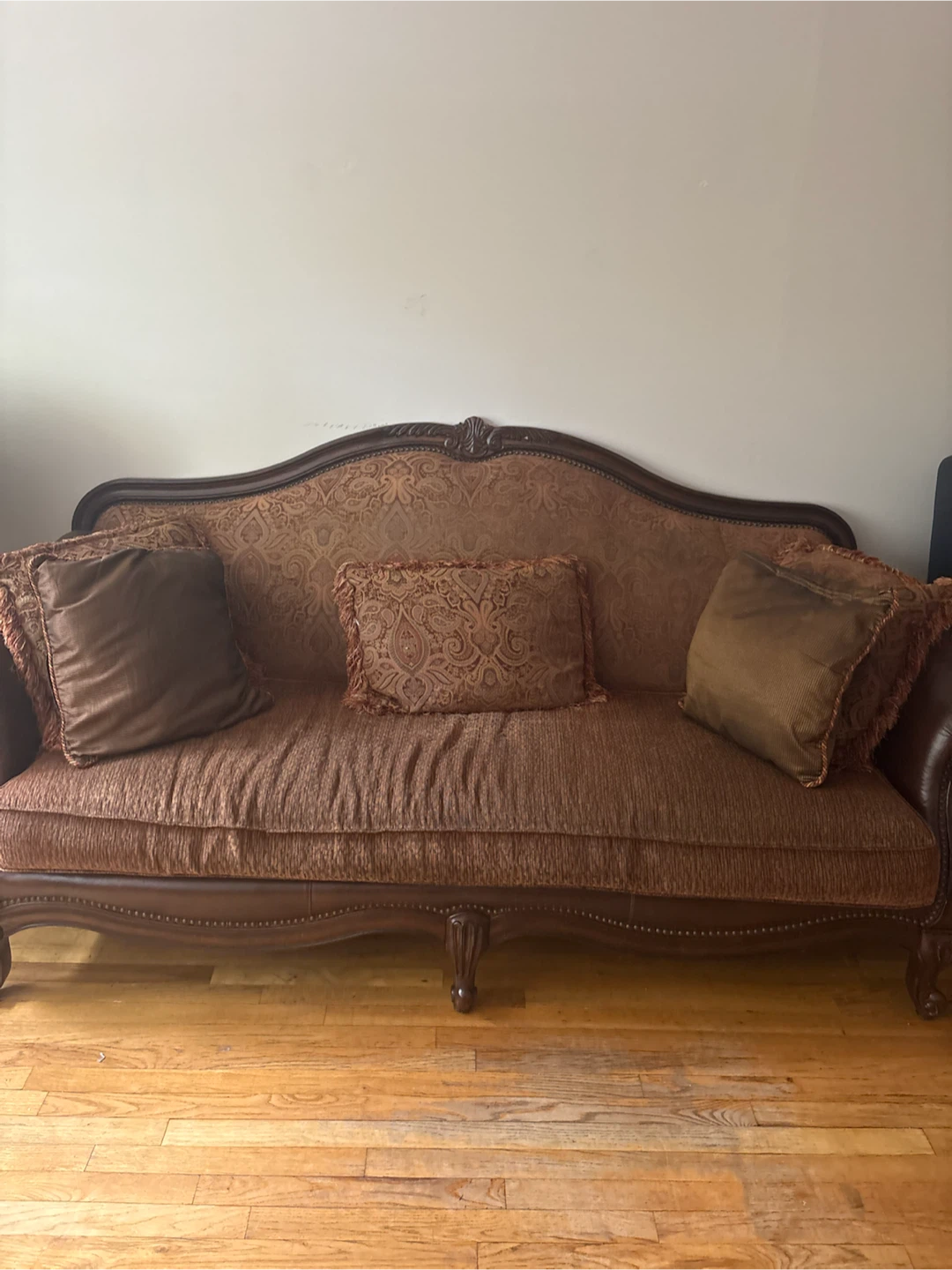 Traditional Upholstered Armchair - photo 5