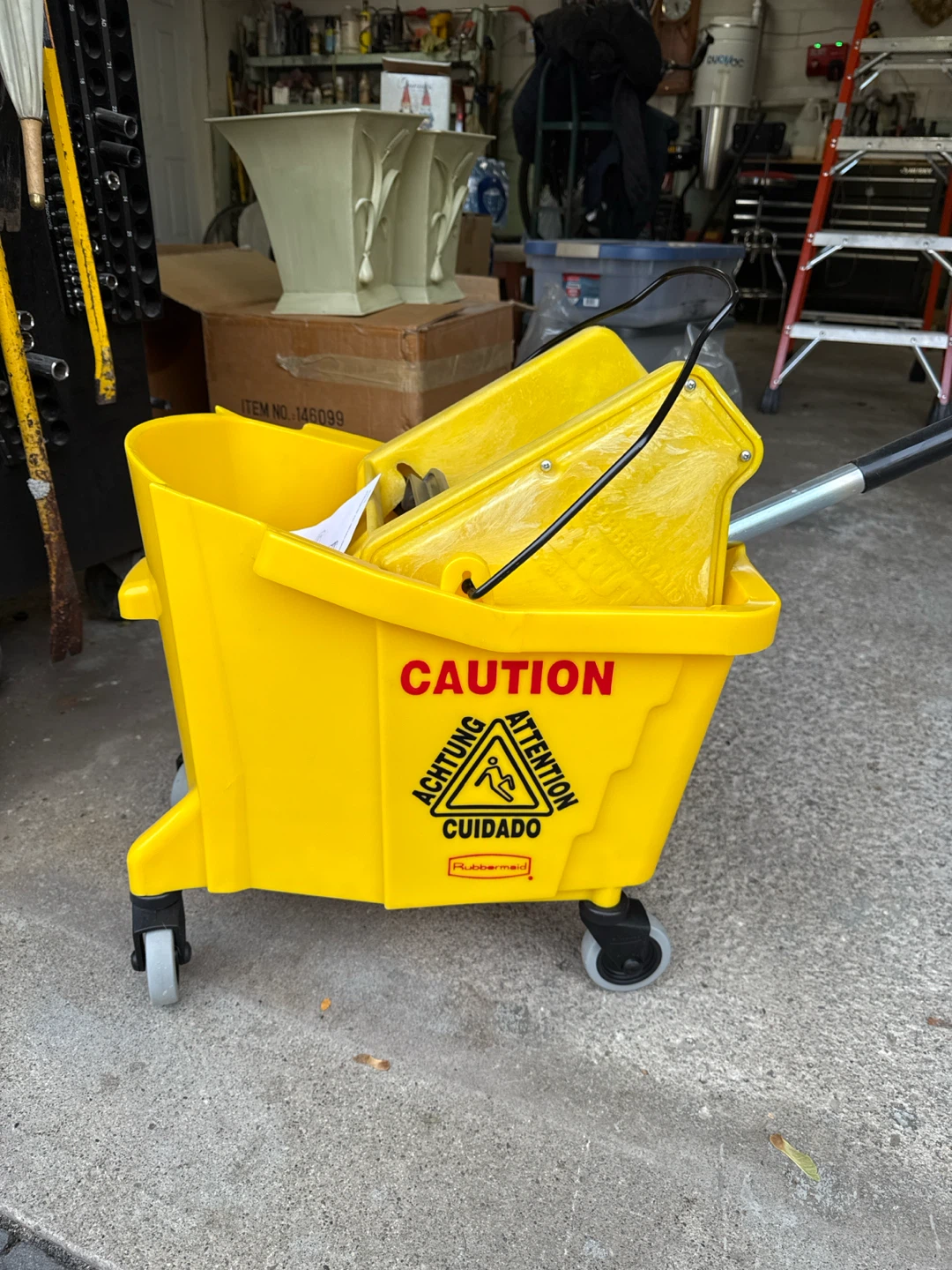 Rubbermaid WaveBrake Mop Bucket and Wringer