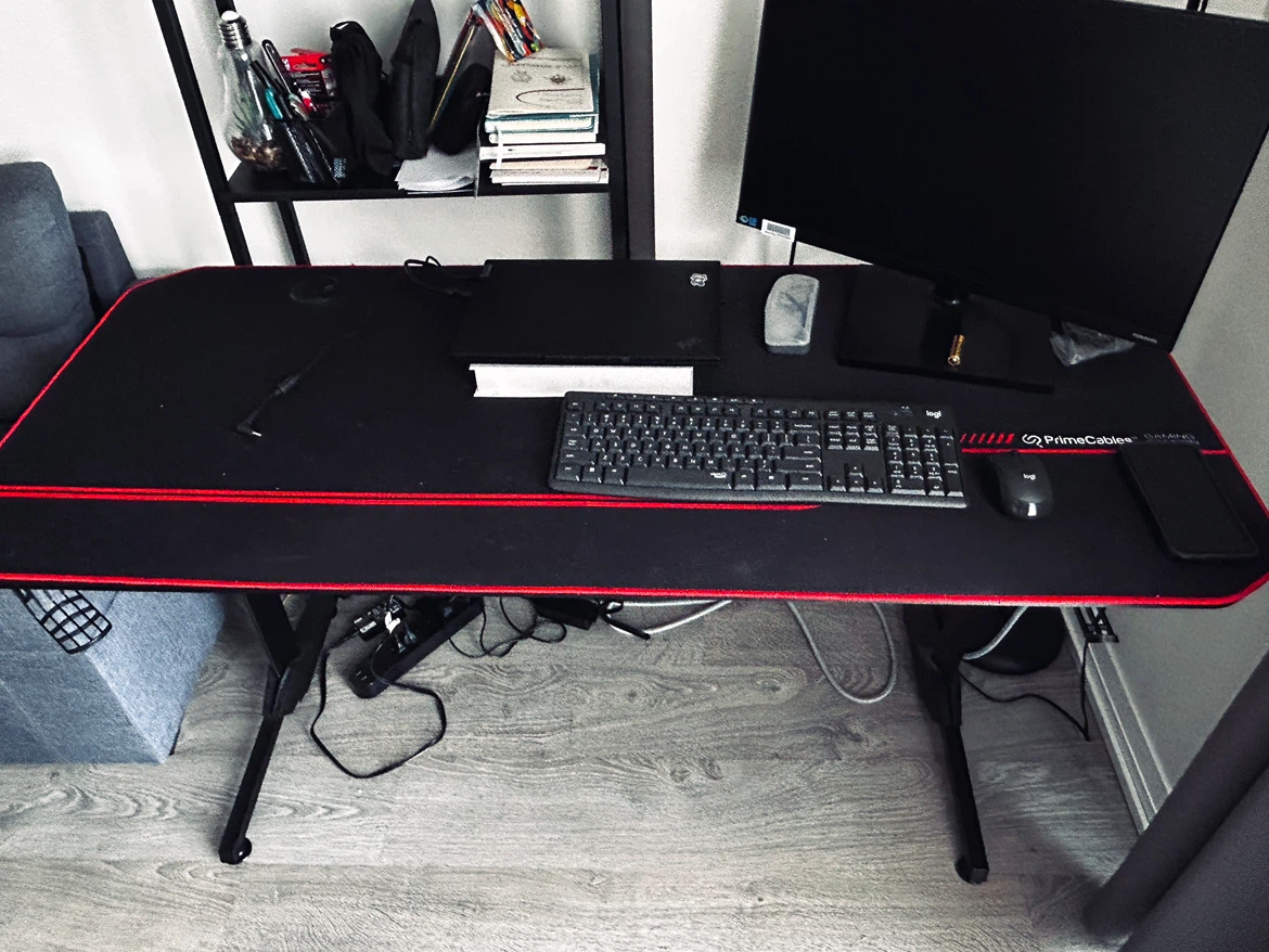 Desk - photo 2