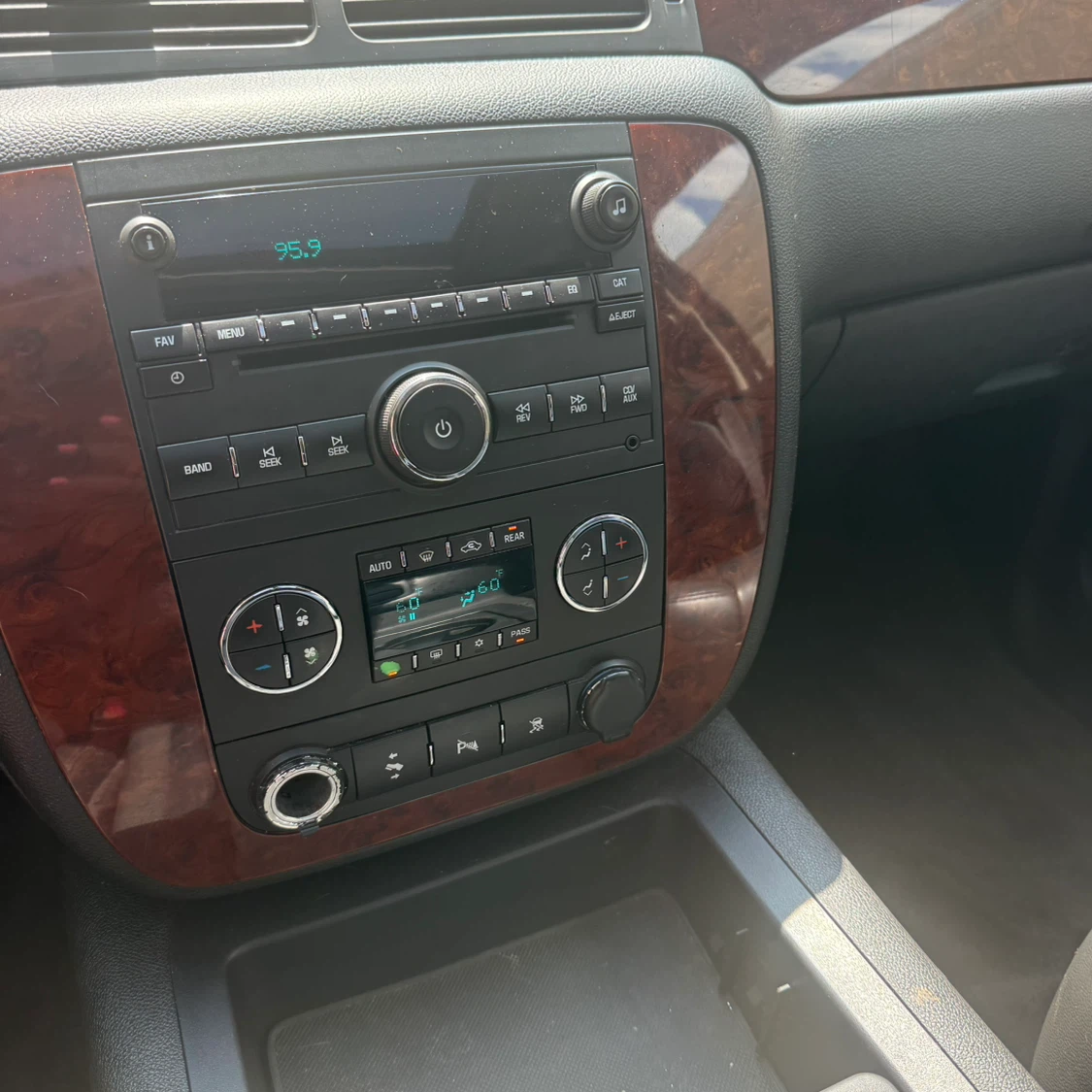 2010 Chevy Tahoe LT - photo 4