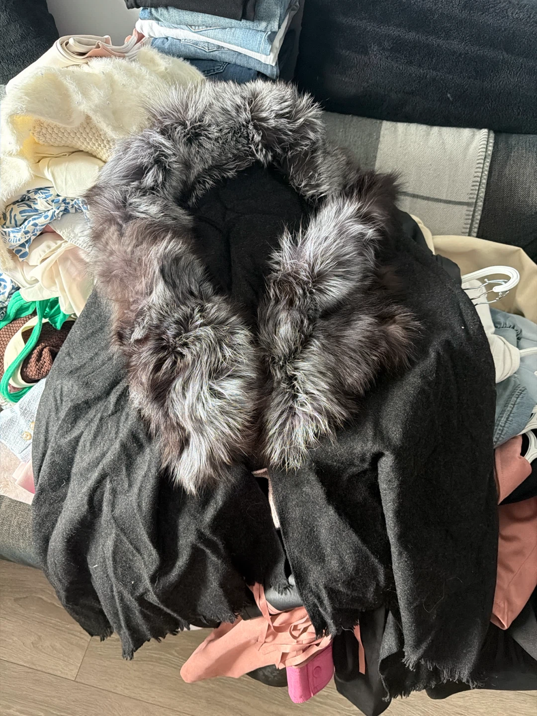 Dark gray Shawl with f u r  Collar