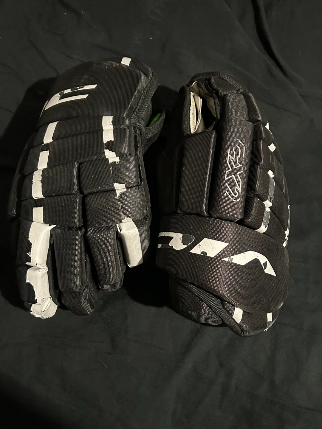 Eagle Hockey Gloves Black