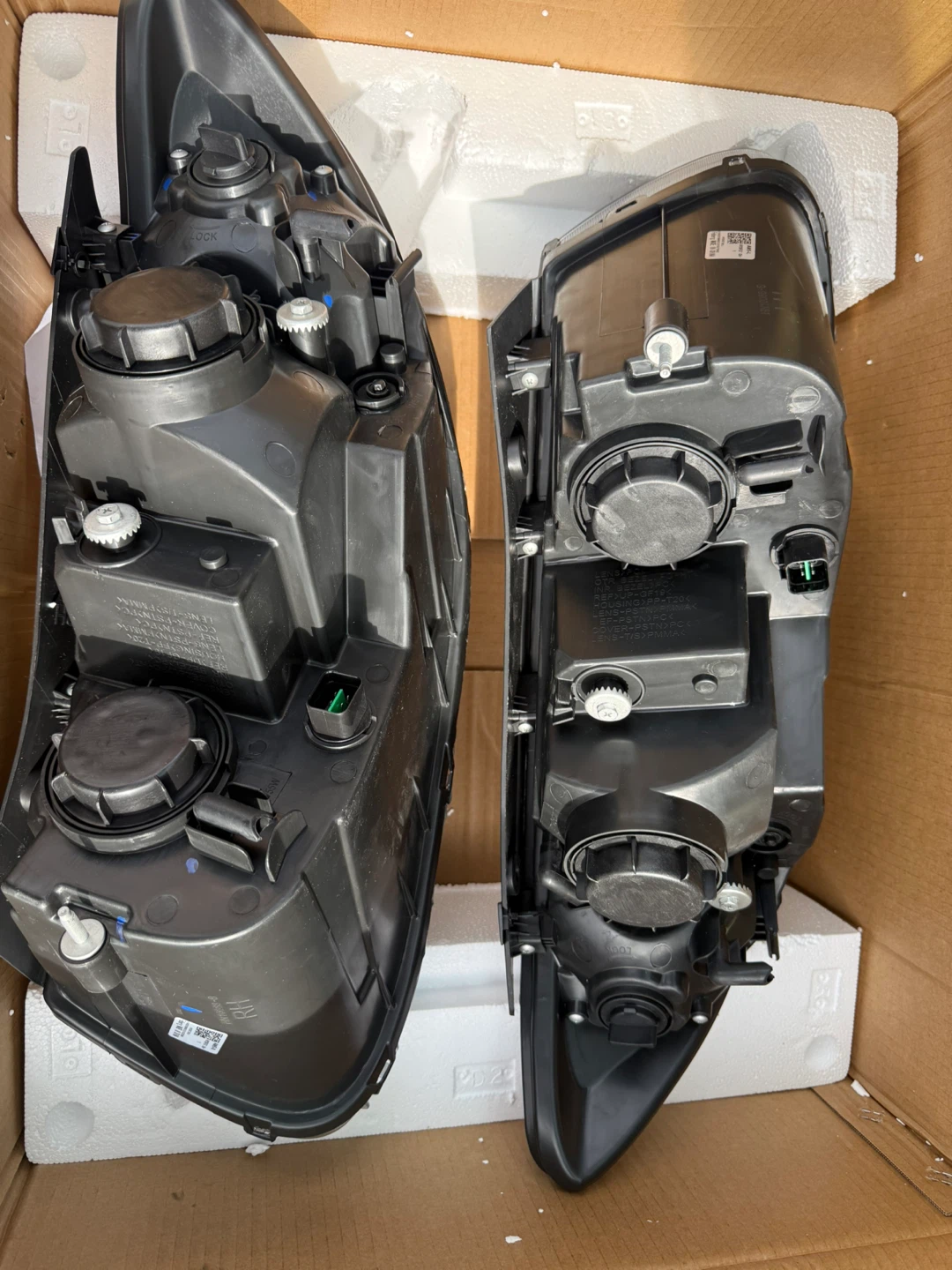 Brand New Pair 2007–2009 Hyundai Santa Fe Headlight Assemblies - photo 2
