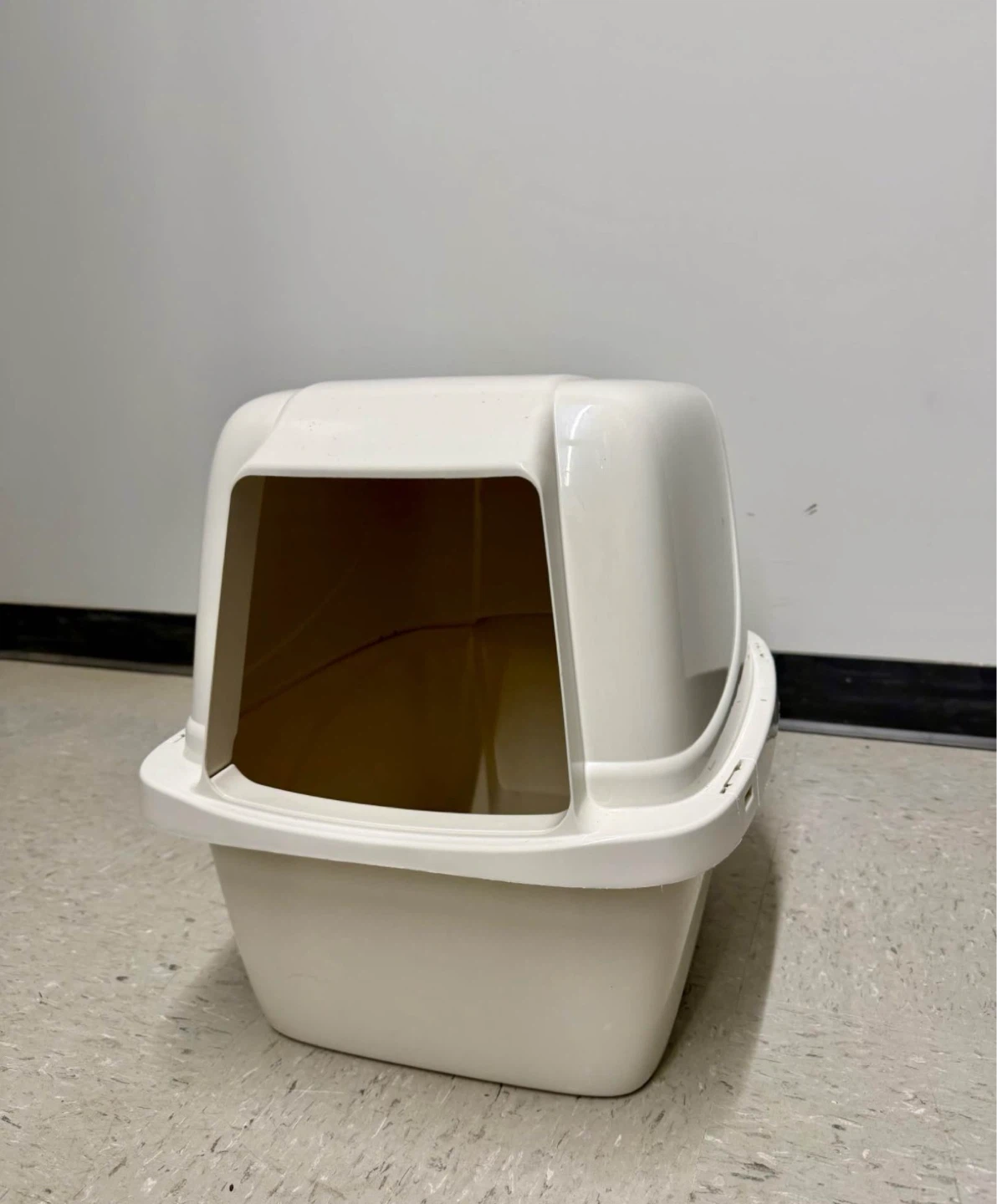 Enclosed Cat Litter Box