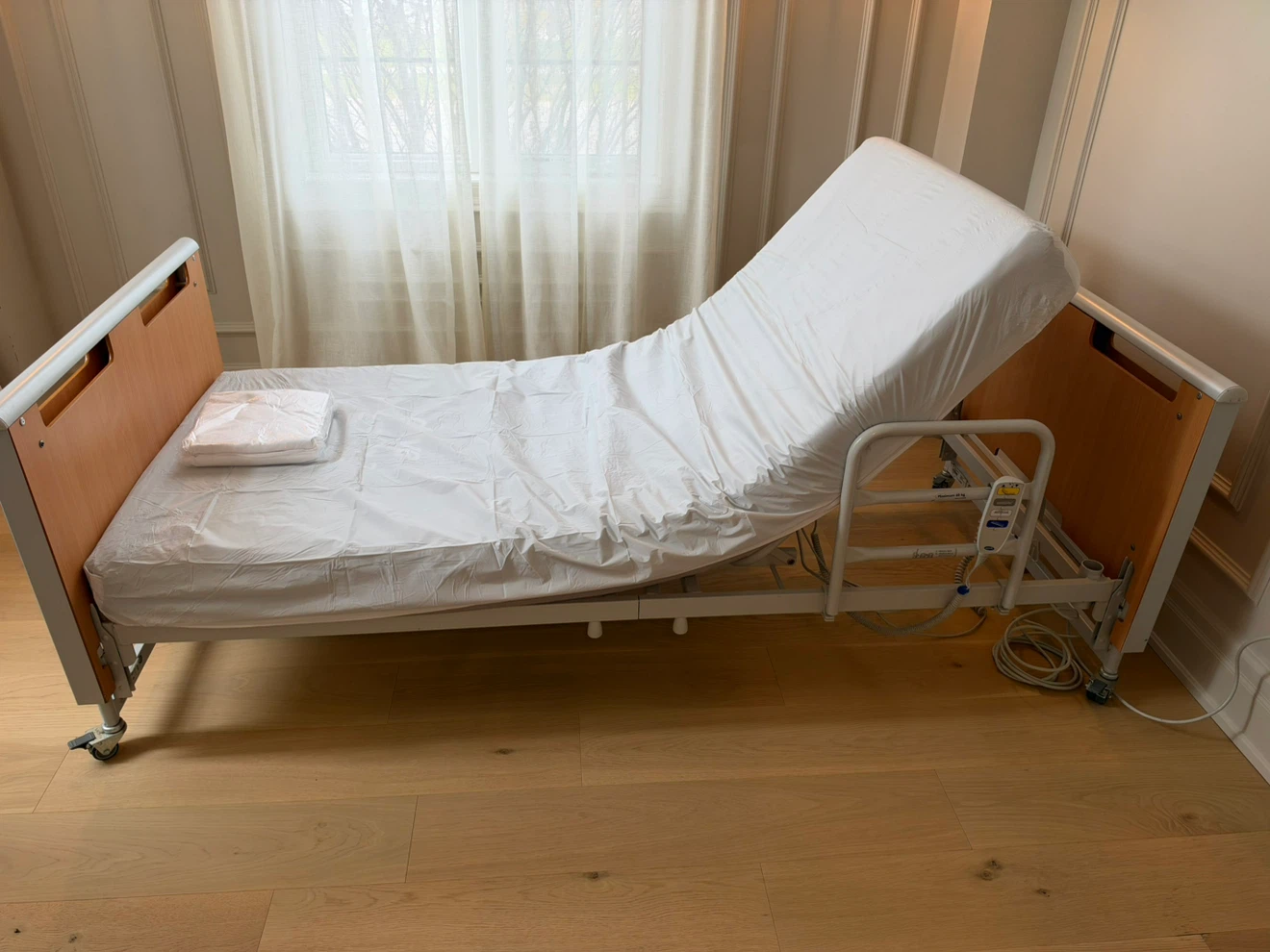 INVACARE ETUDE HOSPITAL BED