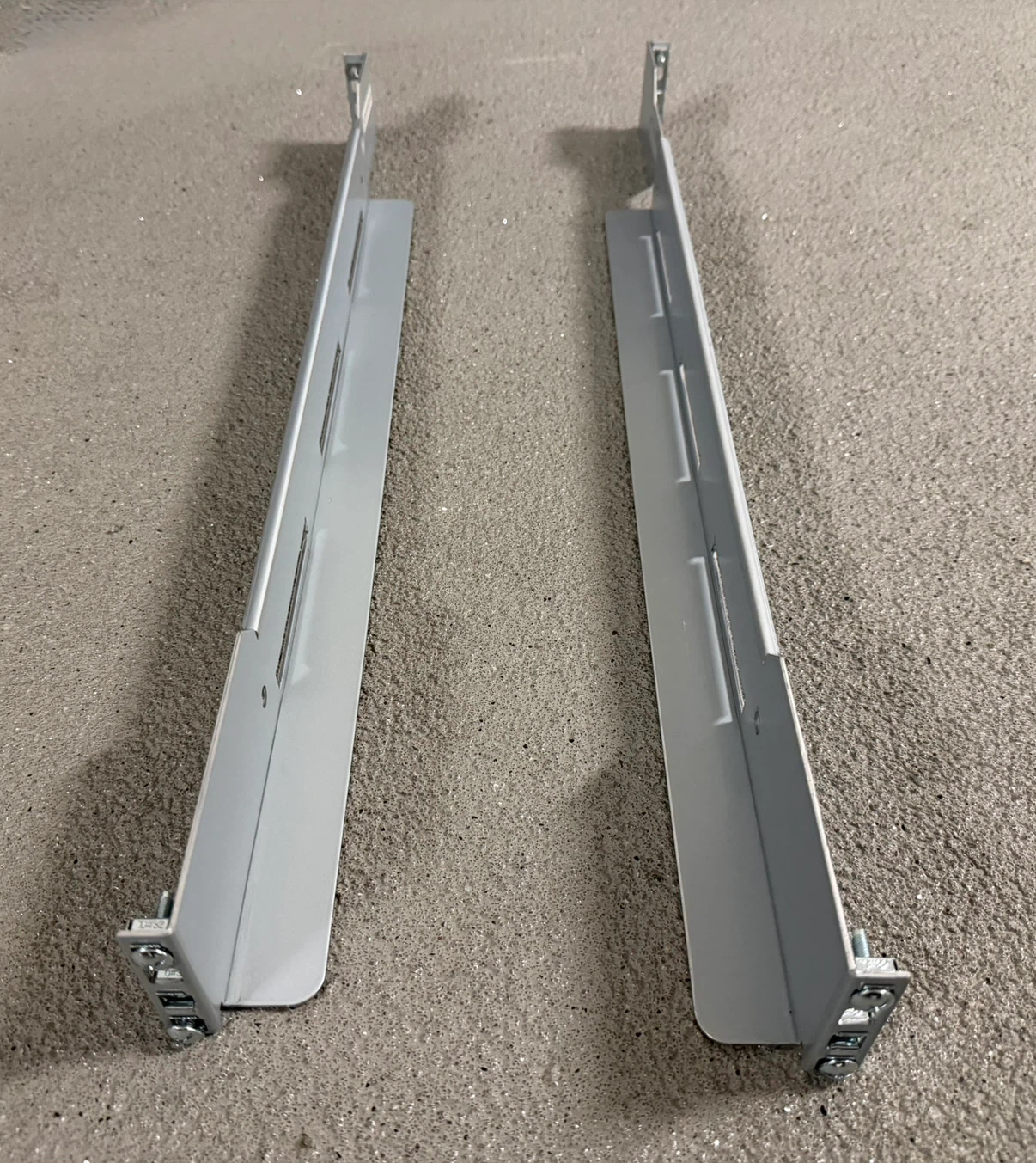NETAPP brand RACK RAIL KIT w/ Screws
