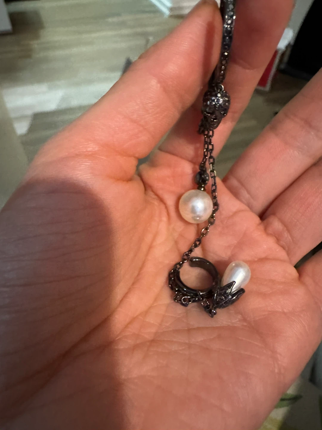 Alexander McQueen single Skull and Pearl Ear Cuff - photo 5