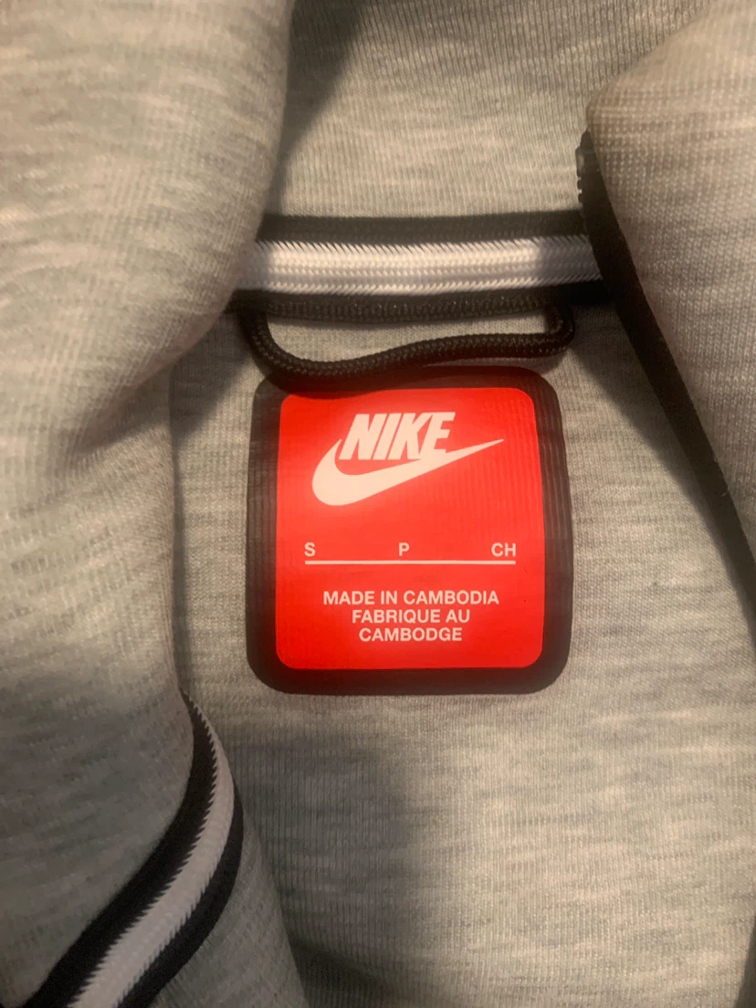Nike tech and Sprayground back pack - photo 2