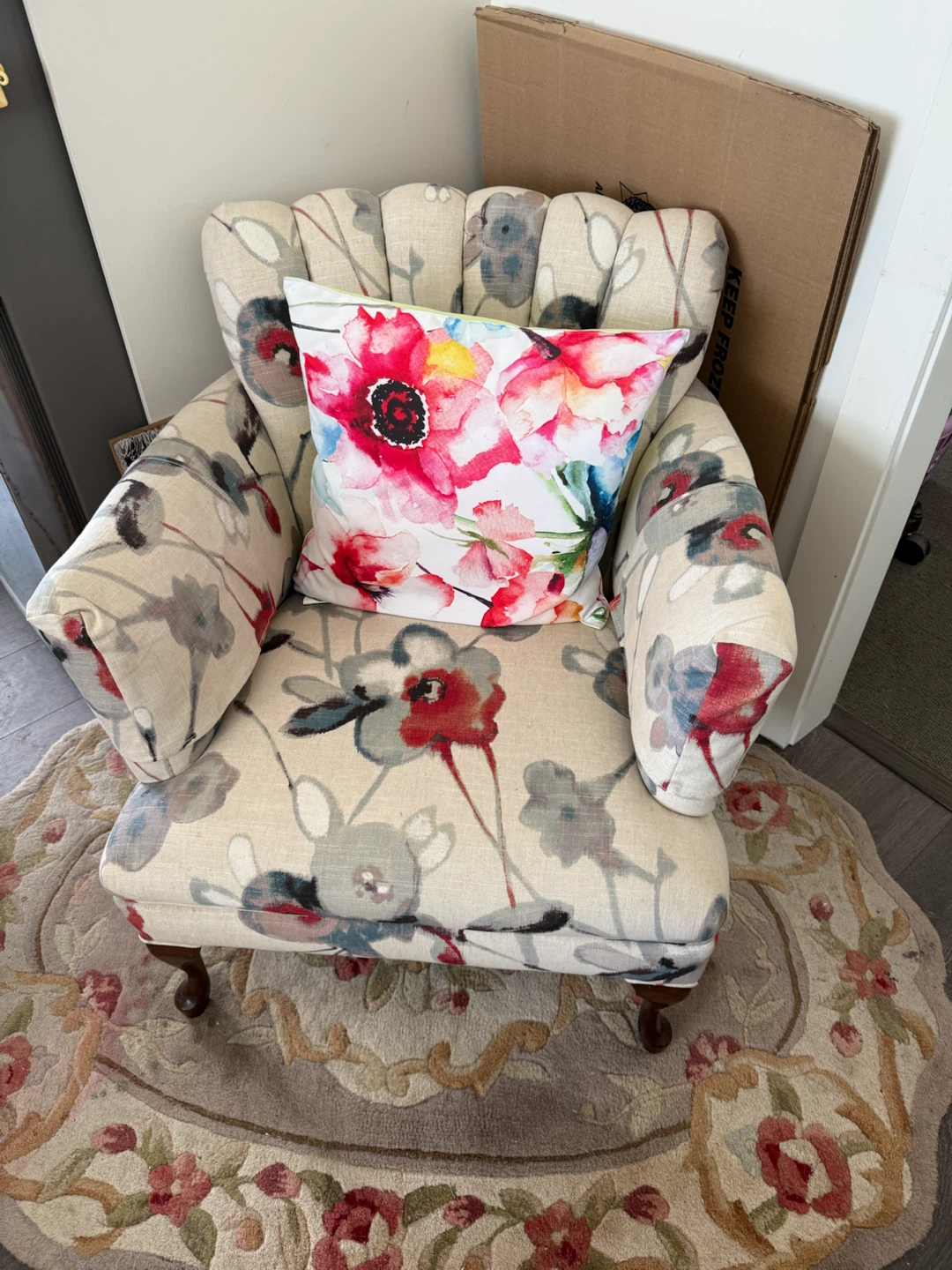 Floral pattern accent chair - photo 2