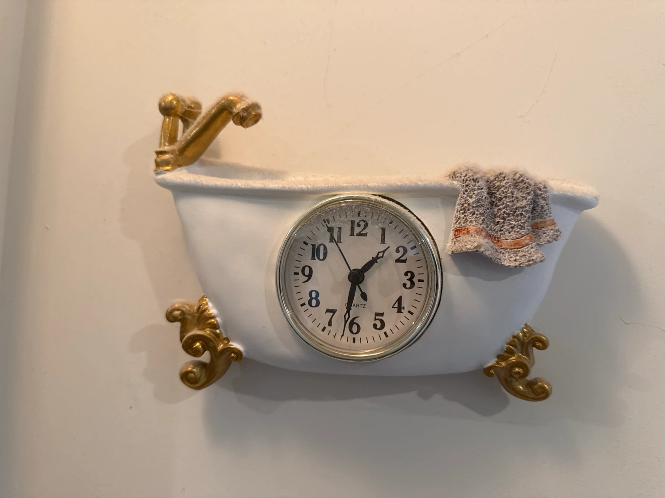 Bathtub shaped wall clock