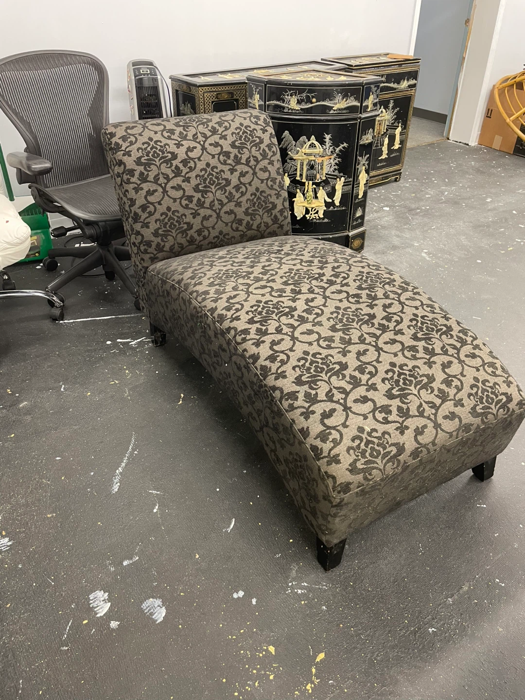Damask Pattern Chaise Lounge