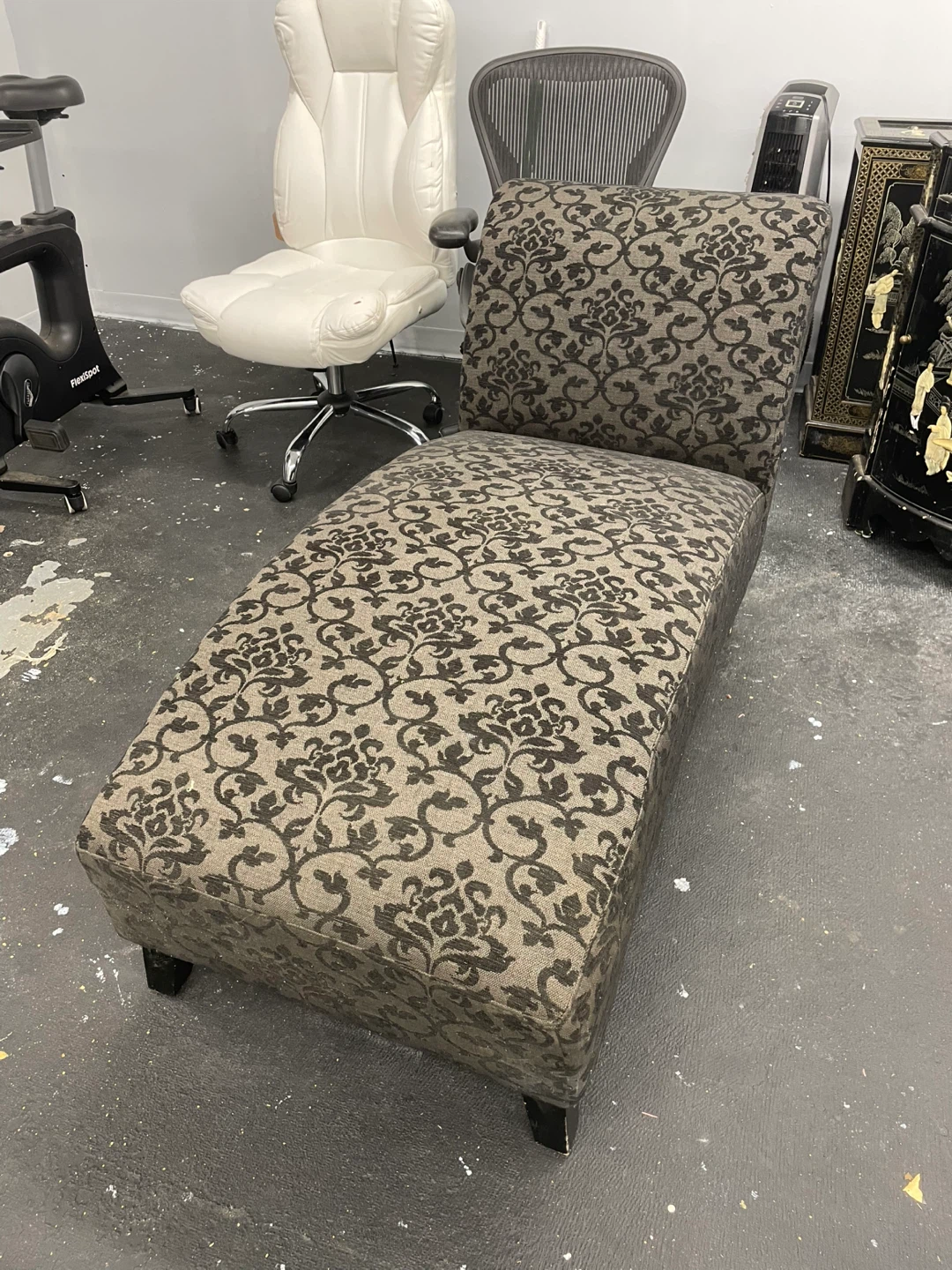 Damask Pattern Chaise Lounge - photo 2