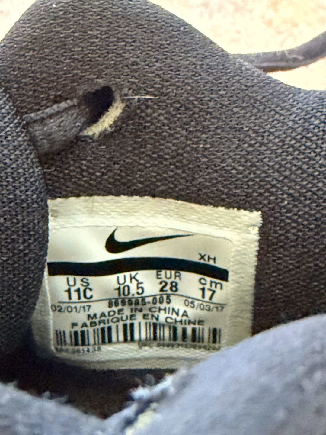 EUC Nike Kyrie 3 Black Basketball Shoes (Little Kids 11c) - photo 5