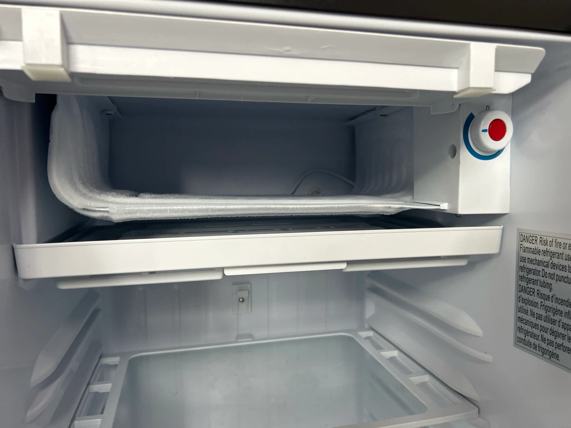 Frigidaire Mini Fridge - photo 4